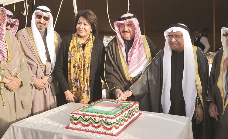  الفريق متقاعد ثابت المهنا برفقة ابراهيم البغلي ود.سهام القبندي اثناء قص كعكة الاحتفال 	(زين علام)﻿