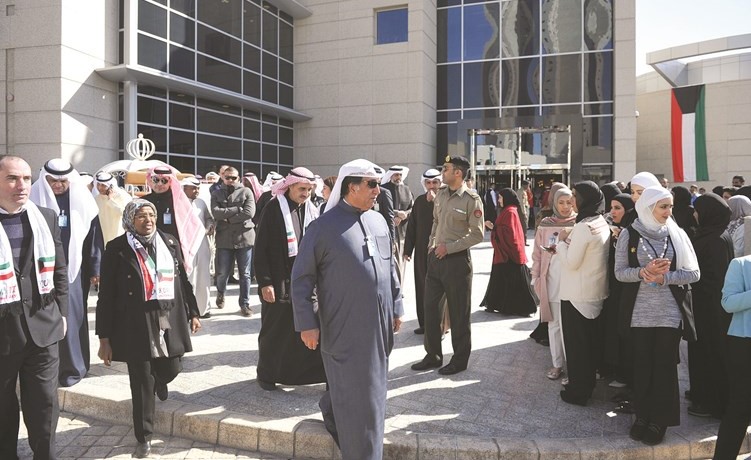 حمد الحميضي مشاركا مراجعي وموظفي مؤسسة التأمينات الاحتفال	 (عادل سلامة)﻿