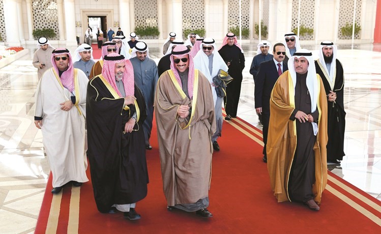 رئيس مجلس الأمة مرزوق الغانم والوفد المرافق له اثناء مغادرتهم إلى مملكة البحرين ويبدو د. فالح العزب وسفير البحرين لدى البلاد﻿