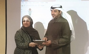 الشيخ محمد العبدالله يدشن الموقع الإلكتروني برفقة مدير عام المكتب بالوكالة وفاء العرادي﻿