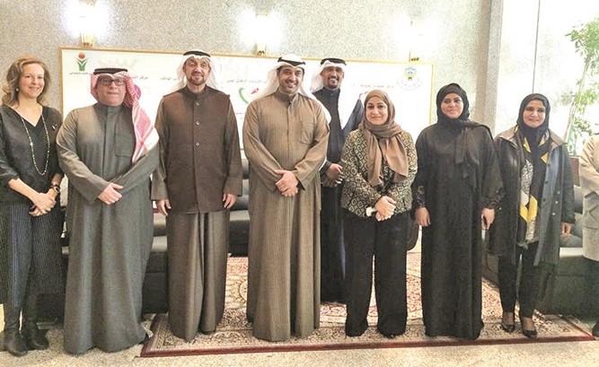 الشيخ محمد العبدالله متوسطا وفاء العرادي والعاملين في مكتب الإنماء الاجتماعي ﻿