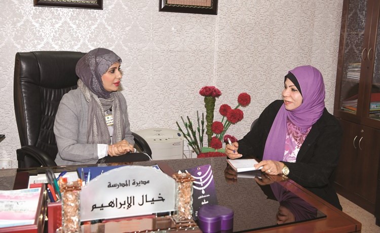 مديرة المدرسة خيال الإبراهيم تتحدث مع الزميلة ليلى الشافعي﻿