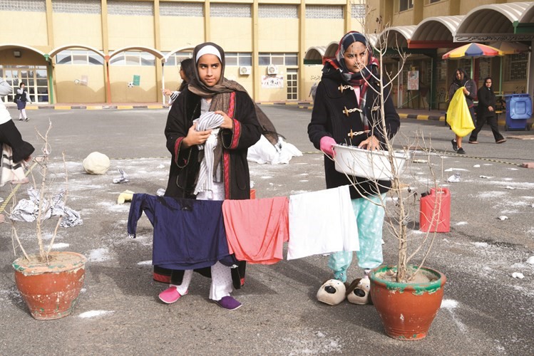 يغسلن الملابس في العراء﻿