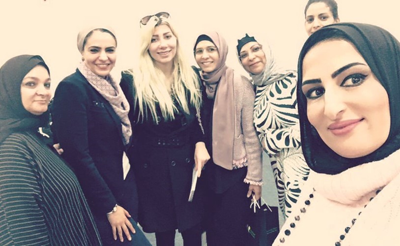 د.أسماء عبدالمجيد متوسطة عددا من الحاضرات﻿