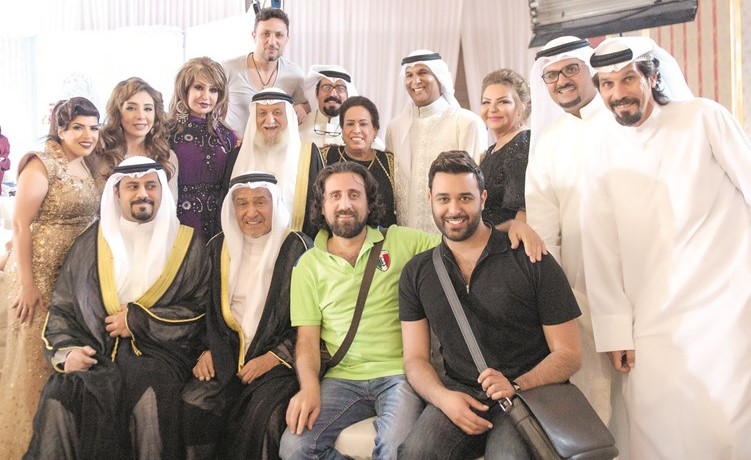 العليوة والفنانة القديرة حياة الفهد والمخرج منير الزعبي مع فريق مسلسل حال مناير ﻿