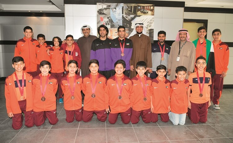 الجهازان الإداري والفني مع اللاعبين والزميل مبارك الخالدي في لقطة تذكارية 			(قاسم باشا)﻿