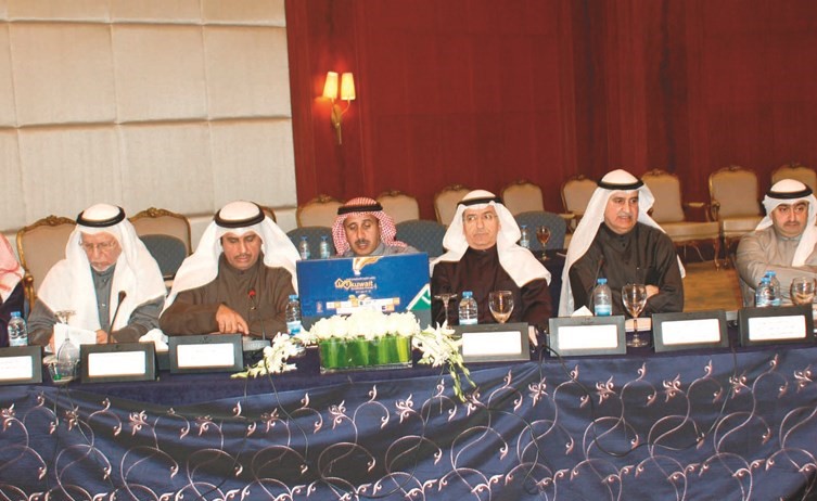 نزار العدساني وعبدالوهاب الوزان خلال متابعتهما لأعمال الملتقى﻿