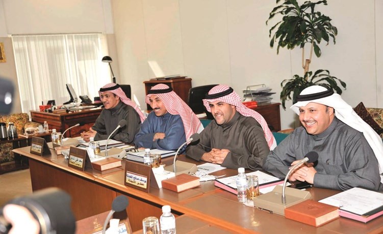 طلال الجلال ويوسف الفضالة وسعد الخنفور وخالد العتيبي اثناء اجتماع اللجنة الصحية﻿