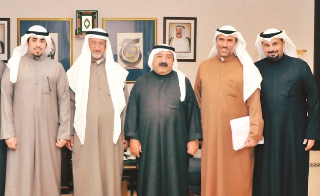 الشيخ ناصر صباح الأحمد مستقبلا د.صلاح الغزالي ومحمد الأنصاري وأعضاء مجلس إدارة الشفافية﻿