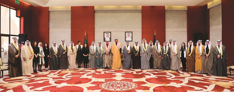 الشيخ صباح الخالد وخالد الجارالله والسفير عبدالعزيز الشارخ مع ٢٤ ملحقا ديبلوماسيا الجدد﻿