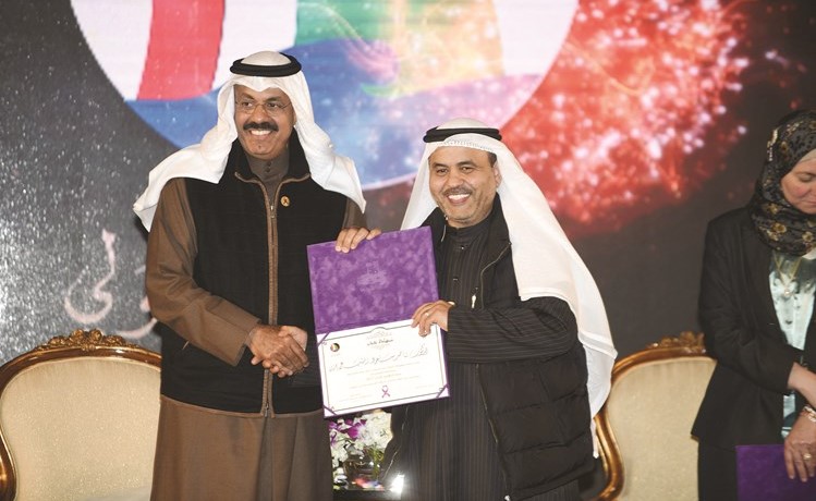 الشيخ أحمد النواف مكرما د.ناصر المنيع ﻿