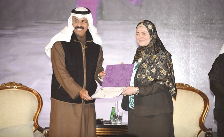 د.عبير عيسى تتسلم تكريمها من الشيخ أحمد النواف	(أحمد علي)﻿