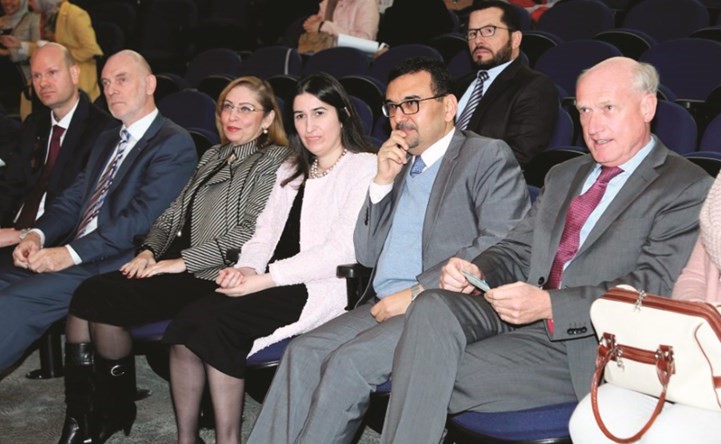 السفير الهولندي فرانس بوتايت يتوسط الحضور﻿