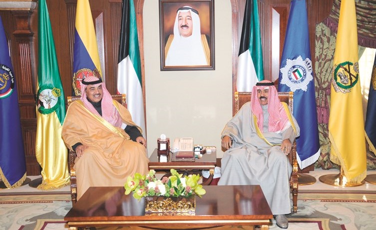 سمو ولي العهد الشيخ نواف الأحمد مستقبلا الشيخ صباح الخالد﻿