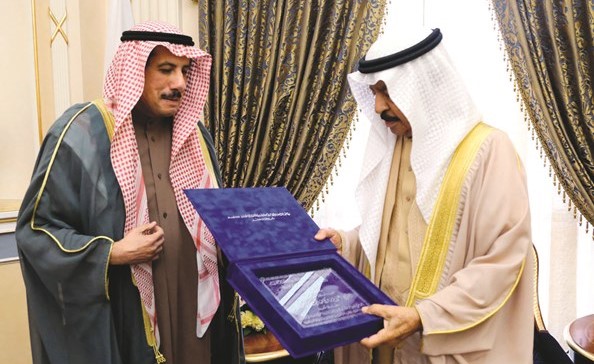 رئيس الوزراء البحريني الأمير خليفة بن سلمان آل خليفة خلال استقباله السفير الشيخ عزام الصباح﻿