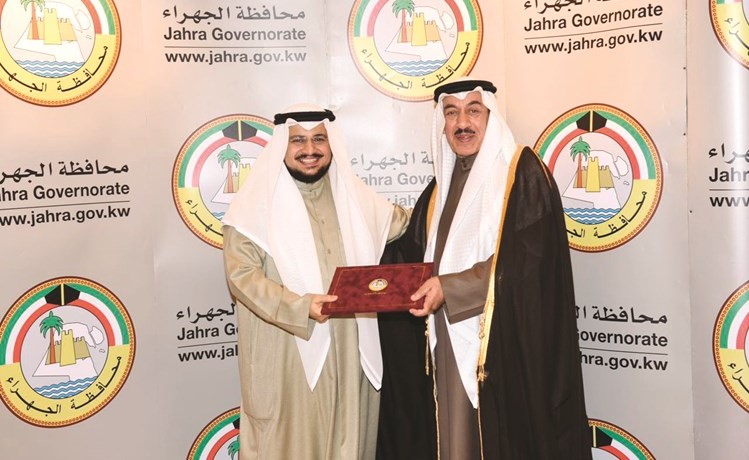 محافظ الجهراء الفريق متقاعد فهد الأمير مكرما الأديب هاني النبهان ﻿
