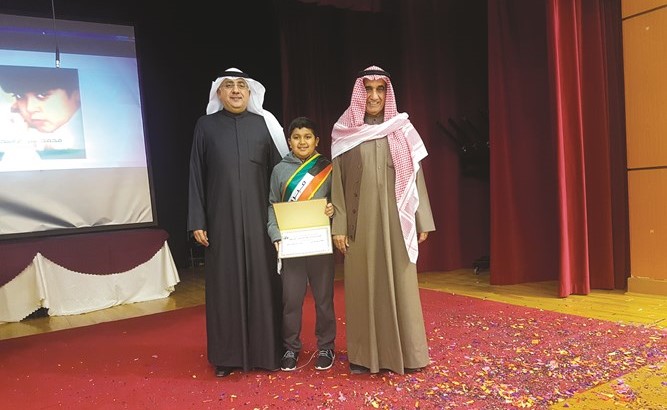1 عبدالعزيز المشاري مكرما أحد الطلبة المتفوقين ﻿