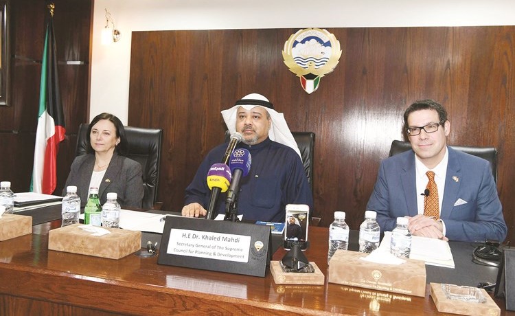  د.خالد المهدي والسفيرة مارتين مورو والبروفيسور إيرك تشامبين	﻿