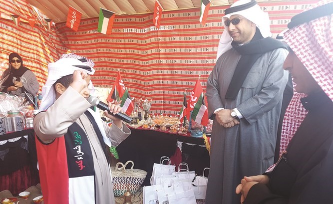 طالب يلقي قصيدة ﻿
