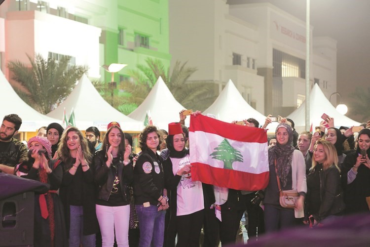 وطلبة لبنانيون يرفعون علم بلادهم ﻿