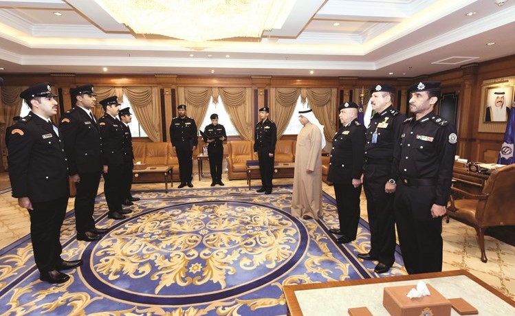 الفريق م.الشيخ خالد الجراح مستقبلا الضباط خريجي أكاديمية الشرطة البحرينية ﻿
