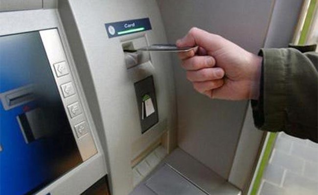 ستيني يرجح سحره من امرأة ورجلين مقابل ماكينة بنك