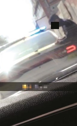 الفتاة انتهزت فرصة انشغال رجل المرور بتحرير المخالفة وصورته﻿