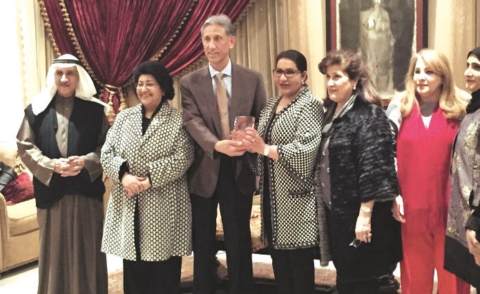 الأديب طالب الرفاعي مكرما الفنانة القديرة سعاد عبدالله﻿