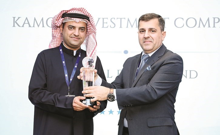 محمد العثمان مدير إدارة الاستثمارات البديلة متسلما الجائزة ﻿