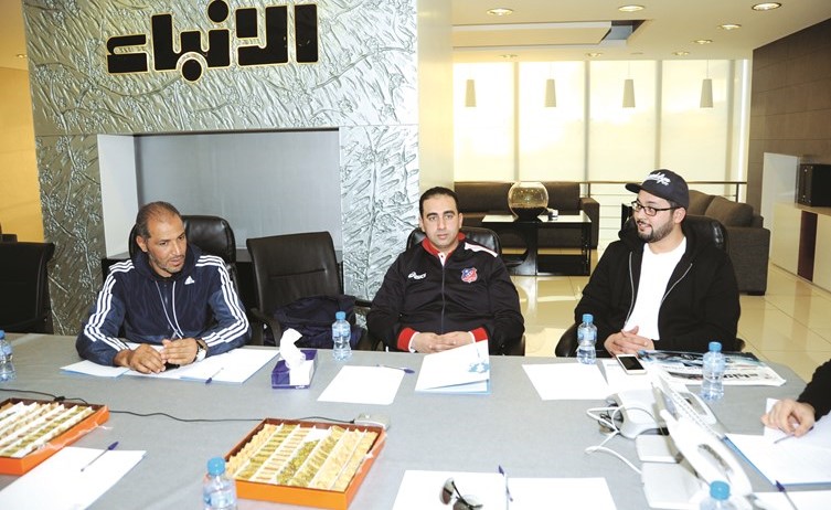 التونسيون مساعدا المدرب صبري والرمكي والمعالج مهديخلال حديثهم عن اللقب ﻿