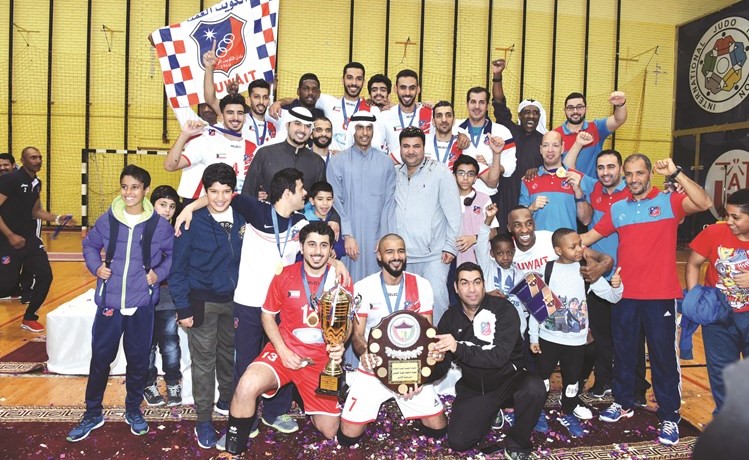 نائب رئيس نادي الكويت خالد الغانم ومحمد النصف يشاركان أبطال الدوري الممتاز لكرة الطائرة فرحتهم باللقب	(احمد علي)﻿