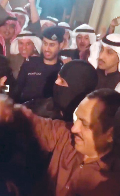 مسلم البراك لحظة خروجه من المستشفى