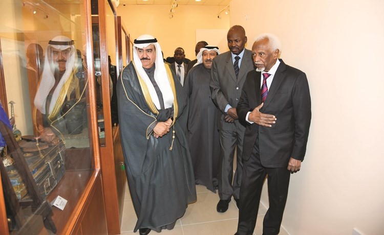 ثابت المهنا وأعضاء الوفد السوداني خلال الجولة في متحف قصر نايف﻿
