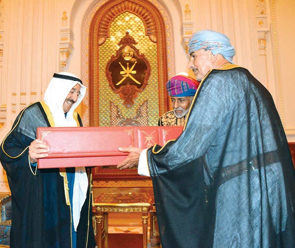 صاحب السمو الأمير الشيخ صباح الأحمد يتسلم سيفاً عمانيا هدية من السلطان قابوس