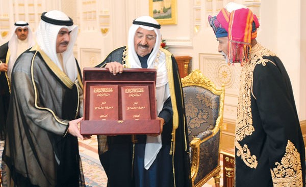 صاحب السمو الأمير يهدي السلطان قابوس كتابين نادرين عن تاريخ سلطنة عمان