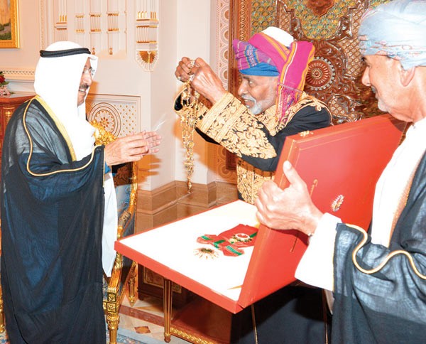 السلطان قابوس يقلد صاحب السمو الأمير وسام آل سعيد