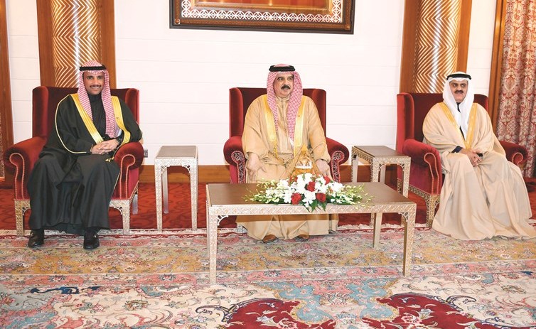 العاهل البحريني الملك حمد بن عيسى آل خليفة خلال استقباله رئيس مجلس الأمة مرزوق الغانم بحضور رئيس مجلس النواب البحريني أحمد الملا﻿