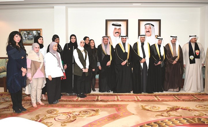الرئيس الغانم والسفير الشيخ عزام الصباح مع بعض الطالبات﻿