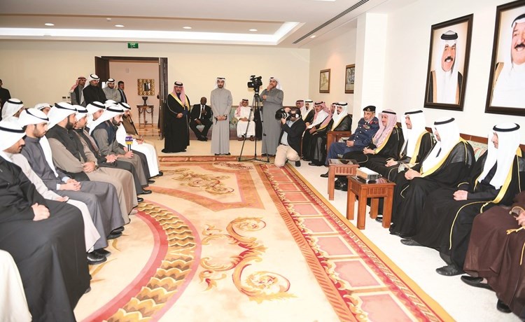 الرئيس مرزوق الغانم وأعضاء الوفد البرلماني خلال لقائهم الطلبة﻿