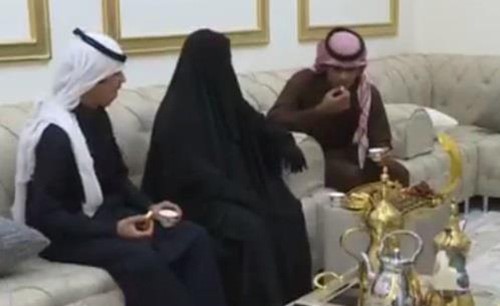 بالفيديو.. أب سعودي يحرم نفسه وعائلته من الهوية بدعوى أن التصوير حرام.. و"الأحوال" ستصدر لهم هويات فوراً