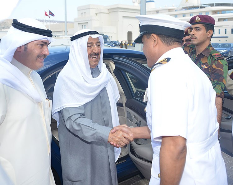 صاحب السمو الأمير مصافحا قبطان اليخت