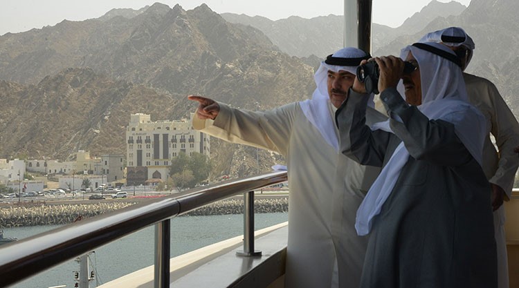 صاحب السمو الأمير الشيخ صباح الأحمد خلال قيامه بجوله على متن يخت السلطان قابوس