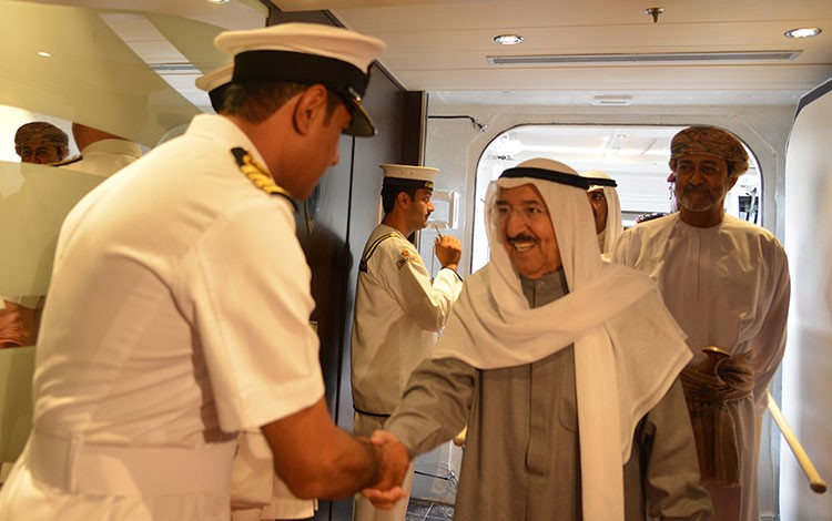 جوله بحريه لصاحب السمو الأمير في يخت السلطان قابوس
