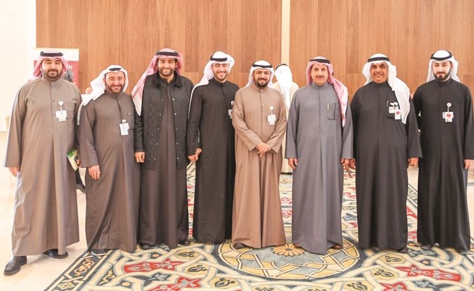 الأمين العام المساعد لقطاع المعلومات خالد المطيري متوسطا المشاركين﻿