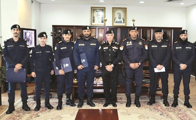 اللواءان الطراح والعنزي يتوسطان رجال أمن الفروانية المكرمين ﻿