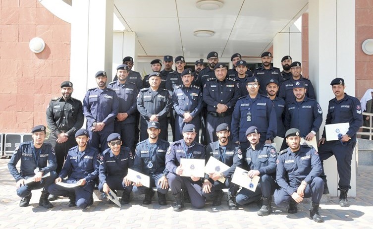 الفريق المكراد واللواء البليهيص يتوسطان فرق الاطفاء المكرمين﻿