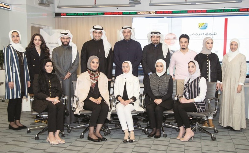صورة جماعية للمتدربين مع ممثل بنك الخليج﻿
