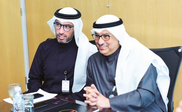 أحمد الحمد وجمال السنعوسي خلال المؤتمر الصحافي ﻿