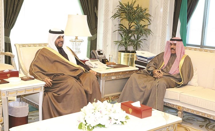 سمو نائب الأمير وولي العهد لدى استقباله الشيخ أحمد المنصور﻿