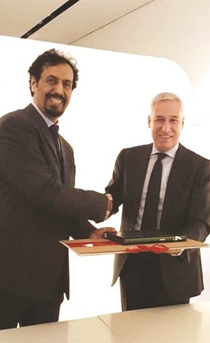السفير الشيخ علي الخالد يتسلم هدية تذكارية من عمدة فياريجو﻿